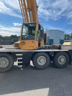 Demag AC55C S04M03 - Przednia szyba kabiny operatora, szofera - do żurawia samojezdnego Terex Demag